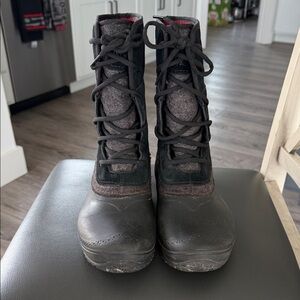 The North Face Women's Black and Dark Gray Winter Lace-Up Boots